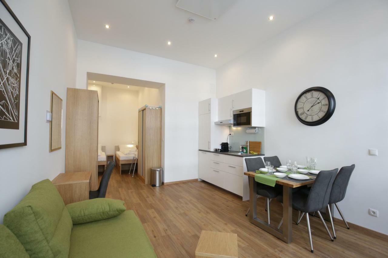 Gold - Contactless Check In Apartment